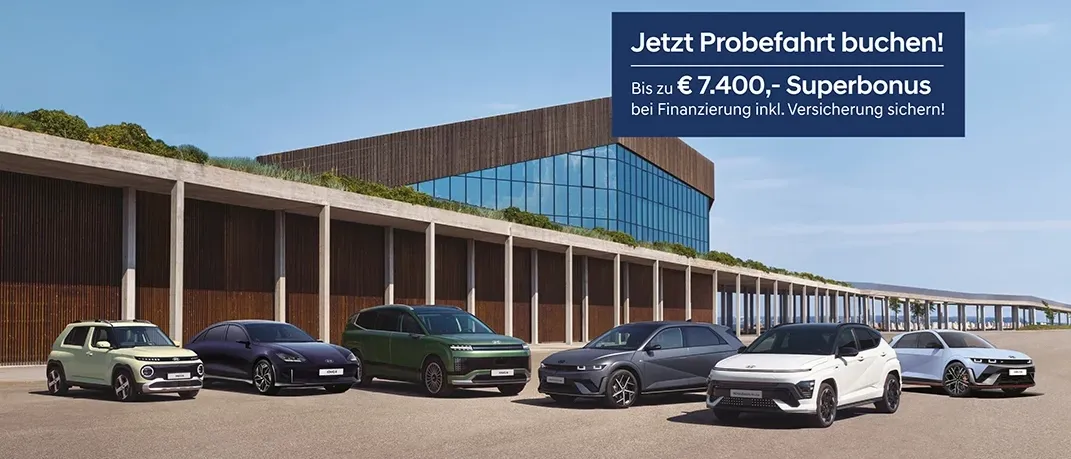 Eine Werbung mit einem modernen Gebäude und mehreren Autos, die davor geparkt sind. Der Text lautet 'Jetzt Probefahrt buchen' und beinhaltet einen Preis von bis zu 7.400 Euro, mit einem Superbonus für Finanzierung und Versicherung.