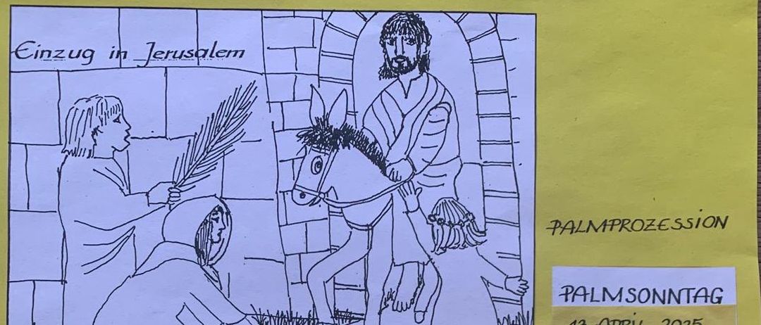 Ein gelbes Plakat auf einer Holzoberfläche zeigt verschiedene handgezeichnete Illustrationen und Texte. Zu den Illustrationen gehören Jesu Einzug in Jerusalem, ein Kreuz mit dem Text 'Auferstehung-Jesus' und 'Ostern'. Zu den Texten gehören 'Palmprozession', 'Palmsonntag', 'Karfreitag', 'Ostersonntag' und 'Festgottesdienst'.
