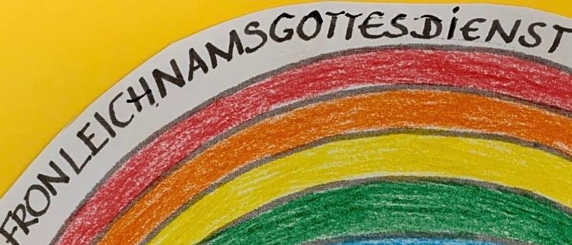 Eine Illustration zeigt einen Regenbogen, eine Kirche, einen Baum und ein springendes Kind. Der Regenbogen trägt die Worte 'Von Leichnamsgottesdienst mit'. Die Kirche hat eine Uhr. Der Baum steht vor der Kirche. Das Kind springt neben dem Baum. Die Worte 'Bist du herzlichst da, 19. Juni 25' sind geschrieben.