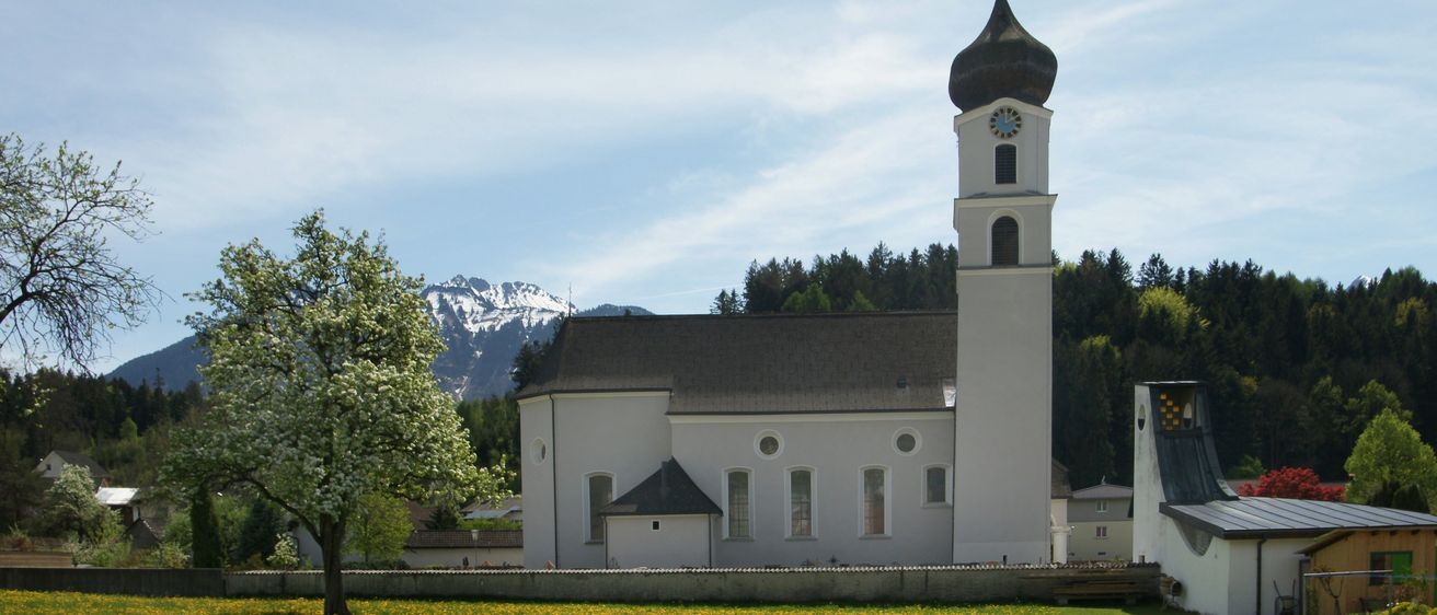 Bild enthält, Architecture, Building, Clock Tower, Tower, Grass, Plant, Monastery, Spire, Lawn, Bell Tower