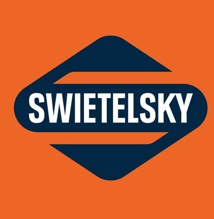 Orange Hintergrund mit einem blauen und weißen Logo, das 'SWIETELSSKY' liest. Das Logo hat ein charakteristisches Design mit einer scharfen, gewinkelten Linie.