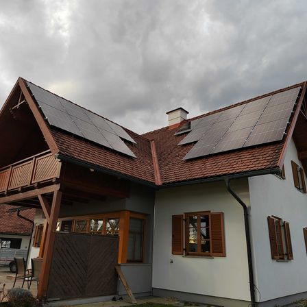 Bild enthält, Electrical Device, Solar Panels, Chair, Housing, Car