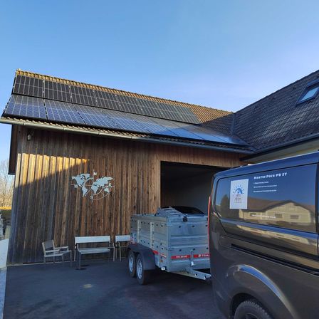 Bild enthält, Interior Design, Solar Panels, Bench, Outdoors, Chair, Housing, Car, Vehicle, Nature