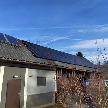 Bild enthält, Electrical Device, Solar Panels, Outdoors, Car, Transportation, Vehicle