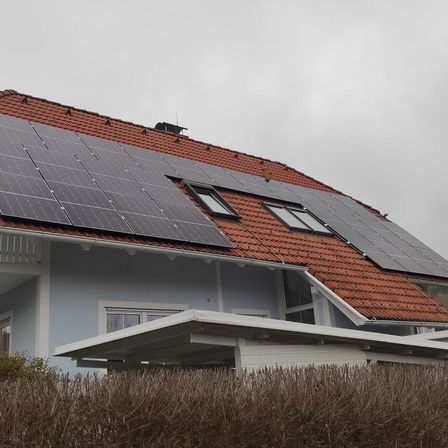 Bild enthält, Electrical Device, Solar Panels, Outdoors