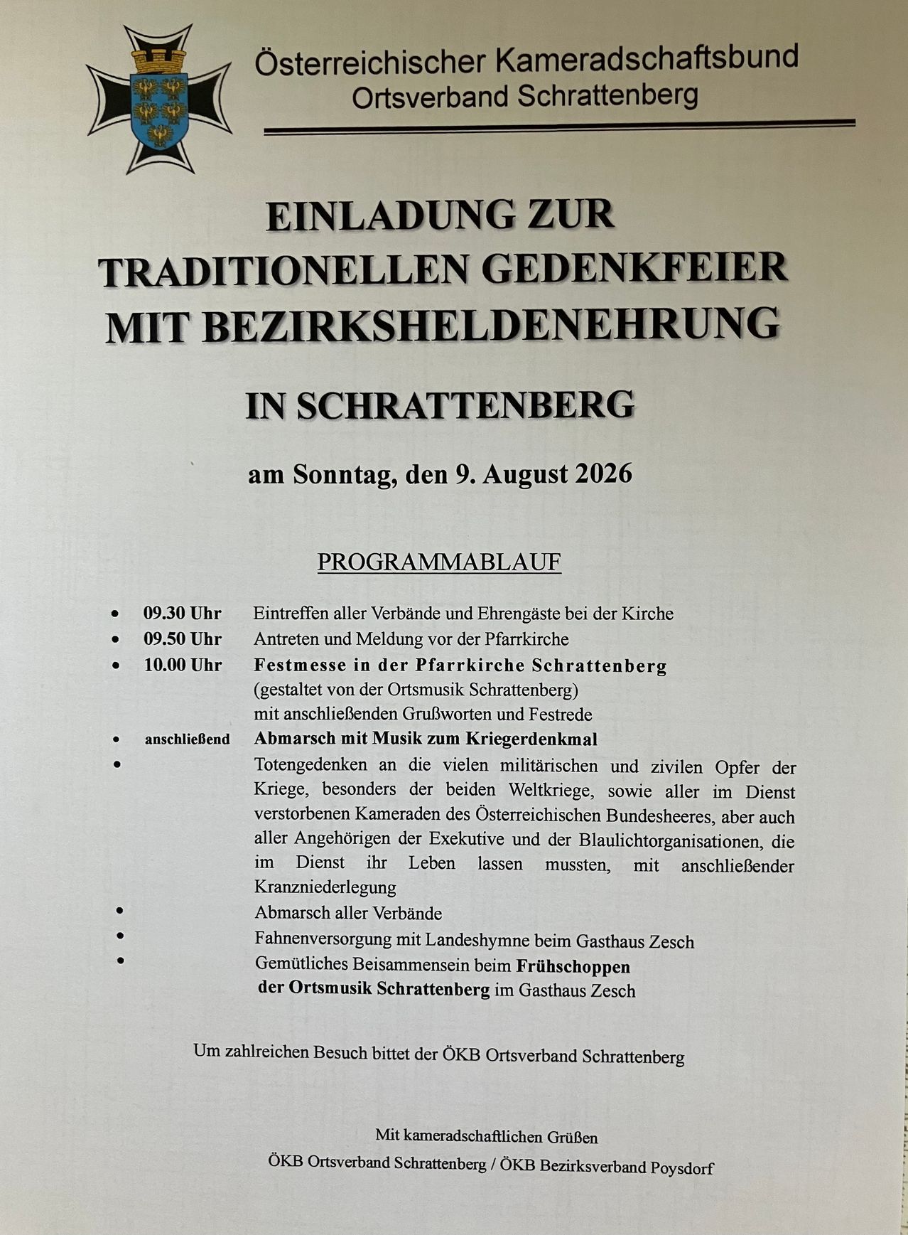Ein Plakat für eine traditionelle Gedenkfeier in Schrattenberg, Deutschland, geplant für Sonntag, den 9. August 2026. Die Veranstaltung umfasst eine Prozession, einen Gottesdienst in der Pfarrkirche und eine Parade mit Musik, gefolgt von einer Kranzniederlegung und einem gemeinsamen Frühstück.