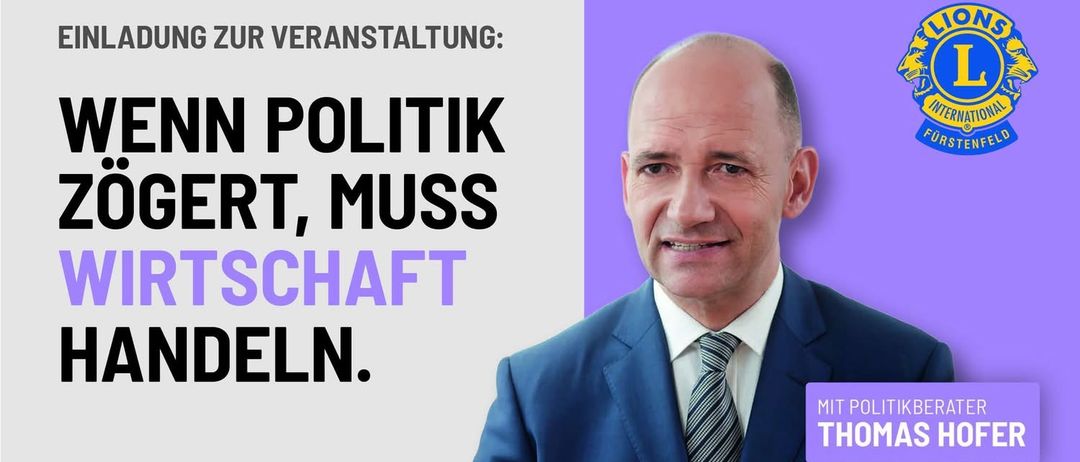 Ein Mann in einem blauen Anzug spricht bei einer Veranstaltung. Der Text lautet: 'Wenn sich die Politik nicht ändert, muss sich der Staat ändern.' Die Veranstaltung wird von Thomas um 19:00 Uhr ausgerichtet.