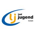 Das Logo für 'land jugend kumpitz' zeigt ein stilisiertes 'ij' mit einer blauen und gelben Welle auf weißem Hintergrund.