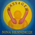 Ein kreisförmiges Gemälde mit dem Wort 'Massagen' in Weiß auf gelbem Hintergrund. Es zeigt eine Figur mit ausgestreckten Armen, die eine Massage symbolisiert. Unter der Figur steht der Name 'Nina Henninger'.