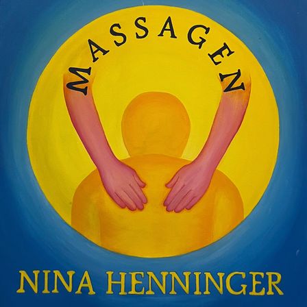 Ein kreisförmiges Gemälde mit dem Wort 'Massagen' in Weiß auf gelbem Hintergrund. Es zeigt eine Figur mit ausgestreckten Armen, die eine Massage symbolisiert. Unter der Figur steht der Name 'Nina Henninger'.