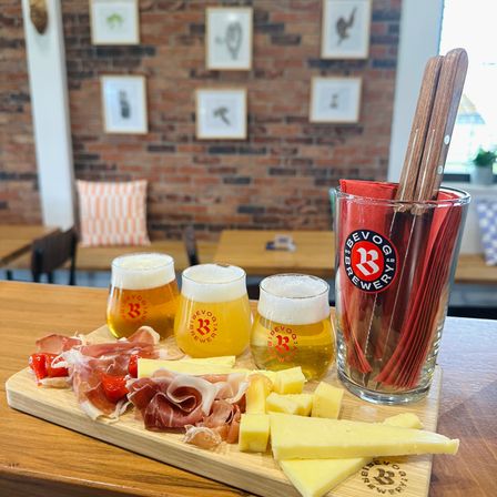 Bild enthält, Alcohol, Beer, Beverage, Glass, Brunch, Food