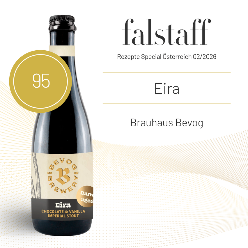Eine Flasche Eira Chocolate & Vanilla Imperial Stout Bier von Brauhaus Bevog, mit einer Bewertung von 95, auf weißem Hintergrund mit goldenem Kreis und wellenförmigen Linien dargestellt.