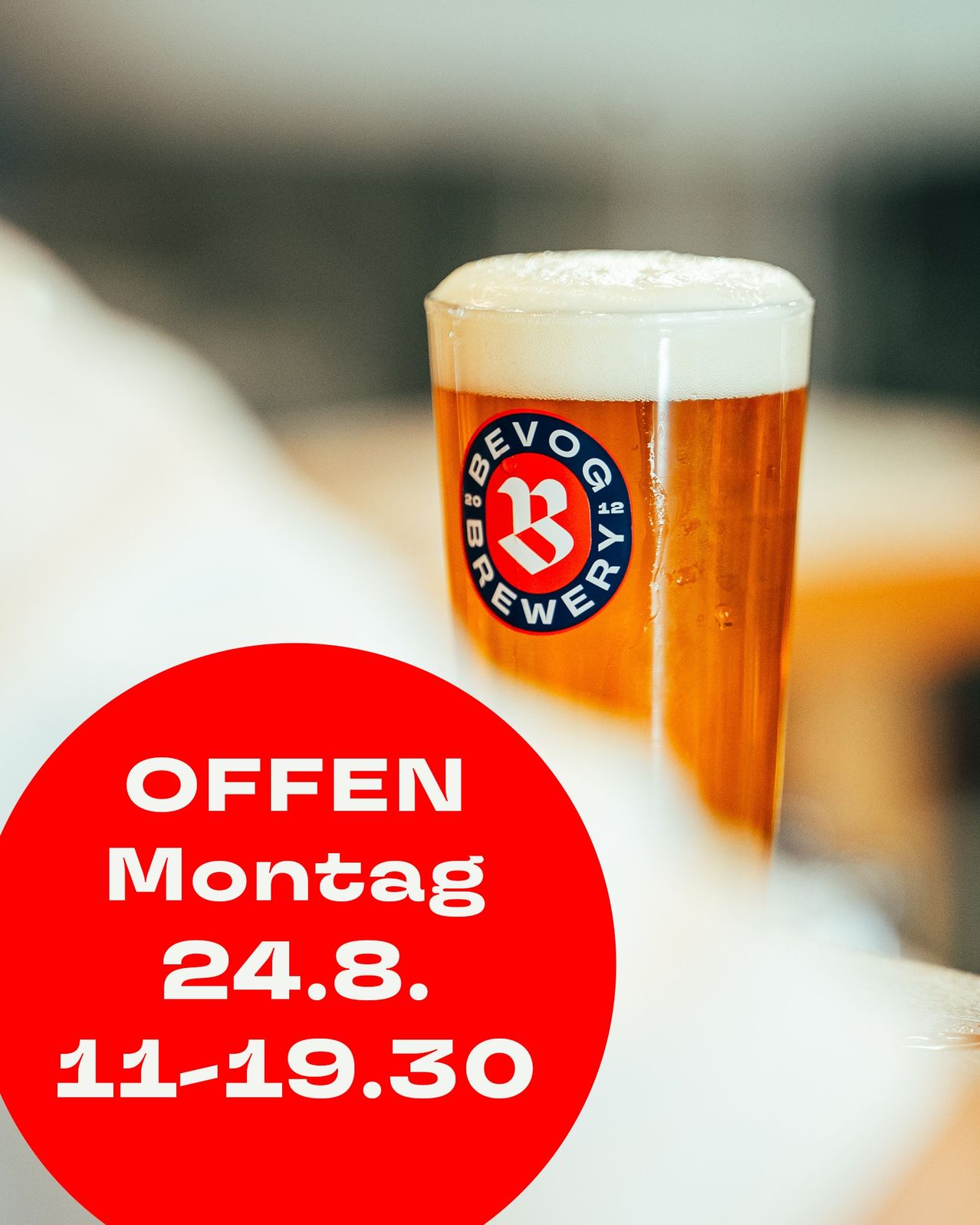 Nahaufnahme eines Bierglases mit Schaum, ein roter Kreisüberlagerung mit dem Text 'OFFEN Montag 24.8. 11-19.30'. Das Bier kommt von 'BEVOG BREWERY'.