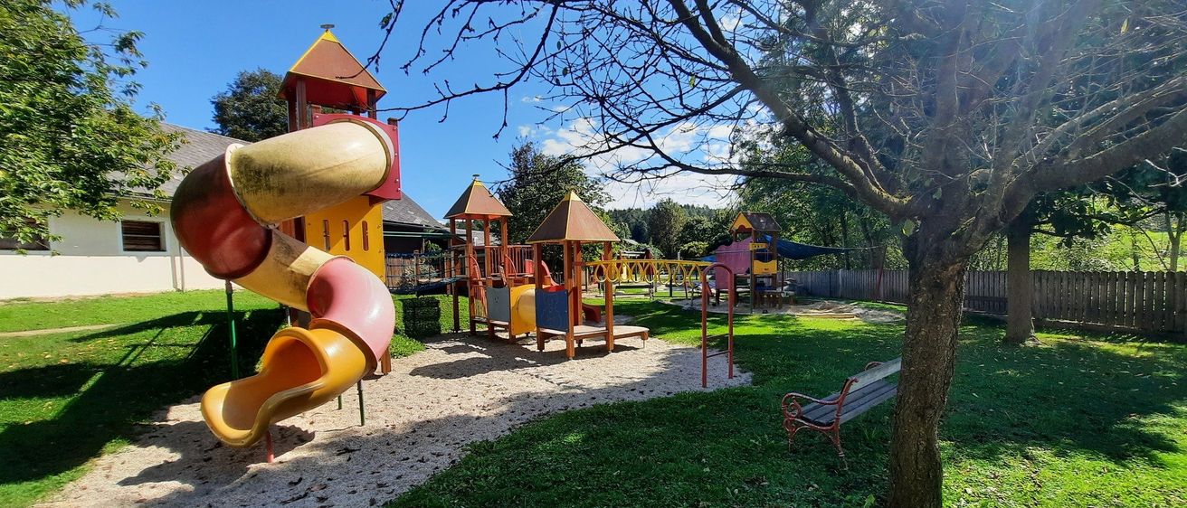 Bild enthält, Outdoor Play Area, Outdoors, Play Area, Grass, Plant, Bench, Furniture, Nature, Park