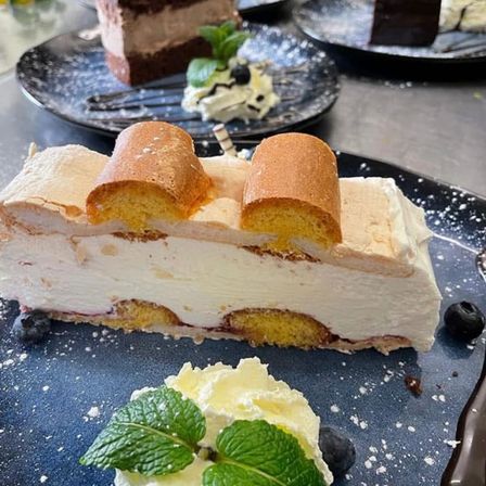 Bild enthält, Dessert, Food, Food Presentation, Plate, Tiramisu, Meat, Pork