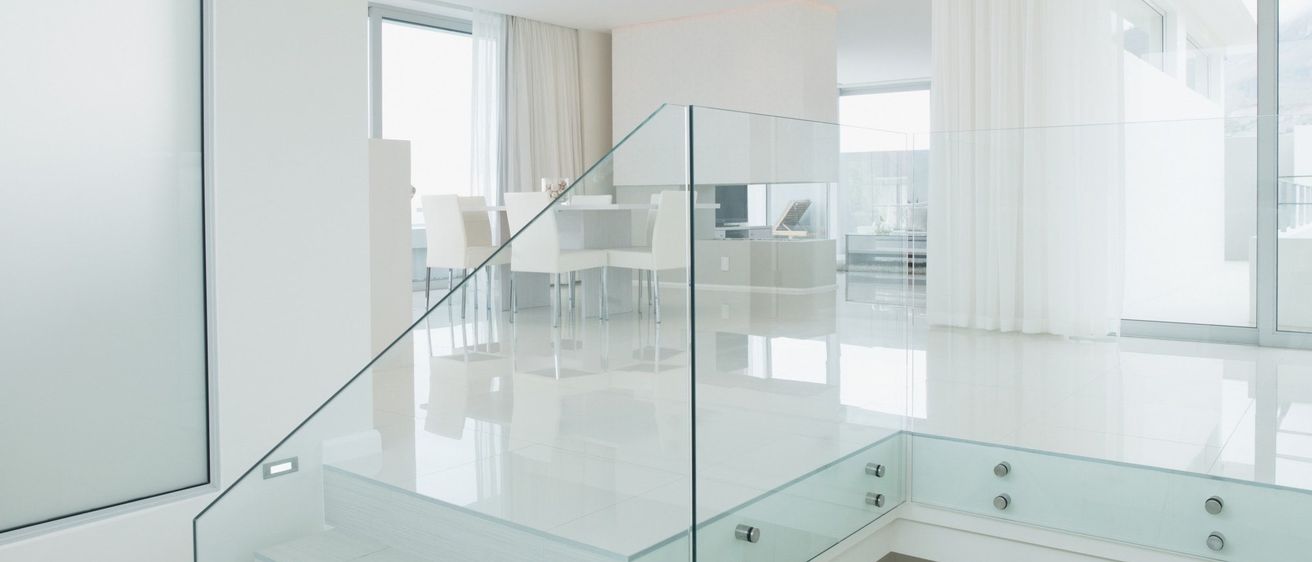 Bild enthält, Handrail, Indoors, Interior Design, Building, Housing, Staircase, Table, Tabletop, Balcony, Monitor