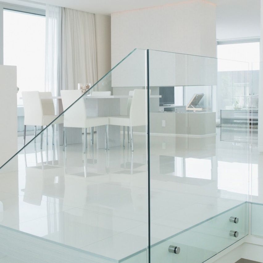 Bild enthält, Handrail, Indoors, Interior Design, Building, Housing, Staircase, Table, Tabletop, Balcony, Monitor