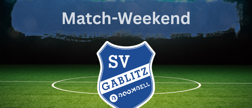 Ein Fußballfeld mit dem Text 'Match-Weekend' und einem blauen Schildlogo für SV Gablitz Boombell im Vordergrund.