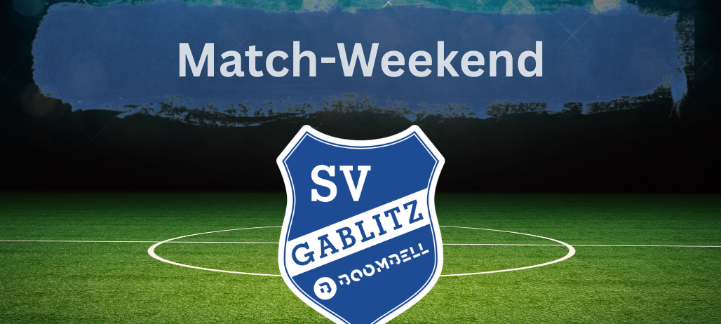 Ein Fußballfeld mit einem blau-weißen Logo für Gablitz in der Mitte.