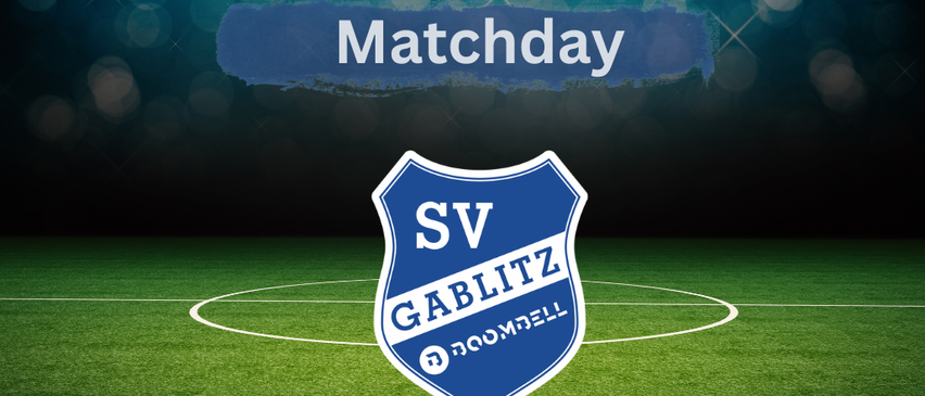 Ein Fußballfeld mit einem blau-weißen Logo, das 'SV GABLITZ' und 'ROOMBELL' in der Mitte zeigt.