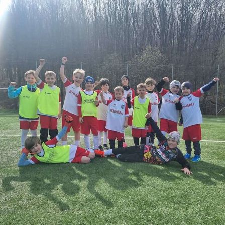 Bild enthält, People, Person, Boy, Child, Male, Face, Head, Grass, Plant, Groupshot