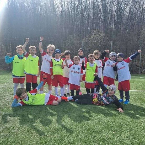 Bild enthält, People, Person, Boy, Child, Male, Face, Head, Grass, Plant, Groupshot