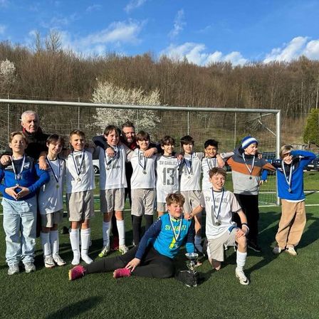 Bild enthält, People, Person, Groupshot, Boy, Male, Teen, Adult, Female, Woman, Car