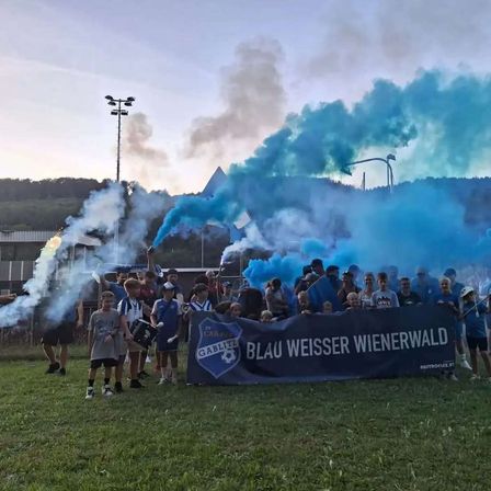 Bild enthält, Smoke, Person, Clothing, Hat, Footwear, Shoe, Face, Head