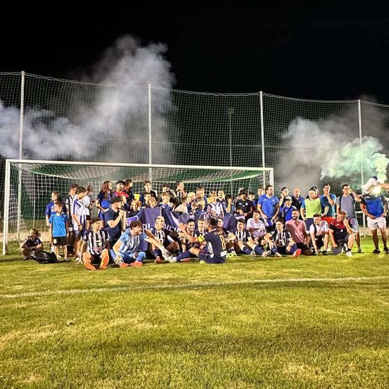 Bild enthält, People, Person, Field, Clothing, Footwear, Shoe