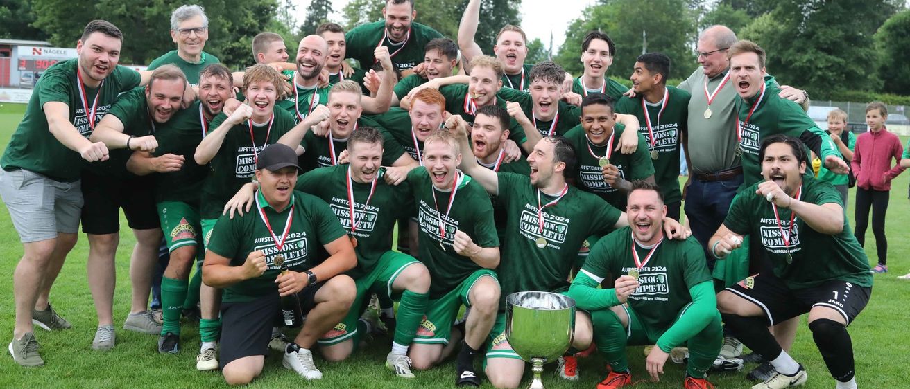 Bild enthält, People, Person, Grass, Adult, Male, Man, Shoe, Groupshot, Glasses, Wristwatch