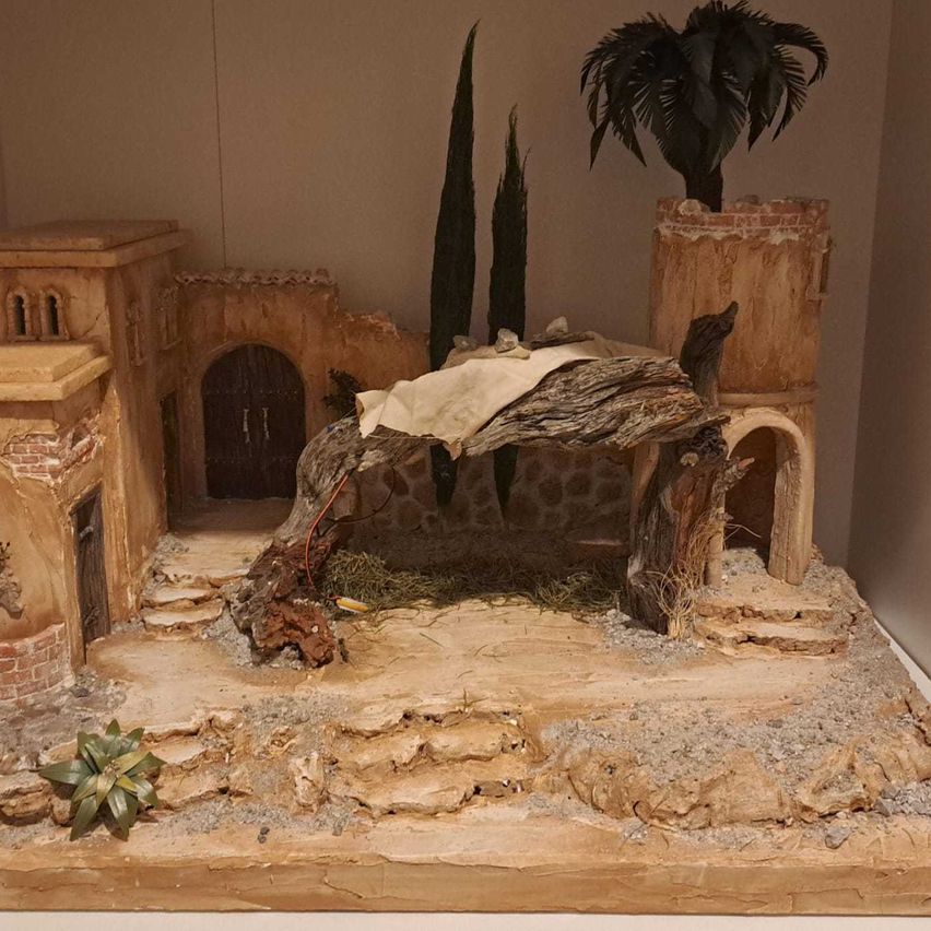 Bild enthält, Wood, Altar, Church, Prayer, Indoors, Tomb