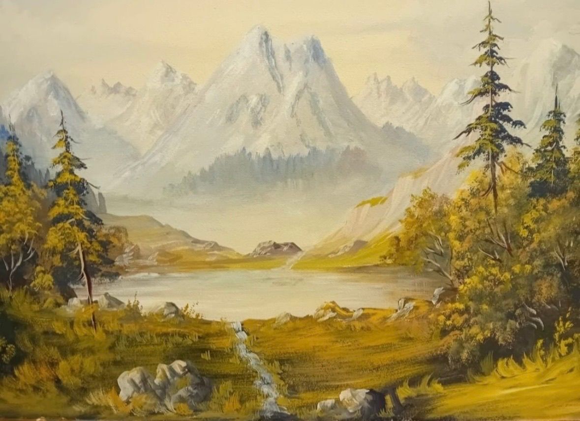 Ölgemälde einer friedlichen Berglandschaft mit schneebedeckten Gipfeln, einem ruhigen See und üppigem grünem Bewuchs. Nebel umgibt sanft die Basis der Berge.