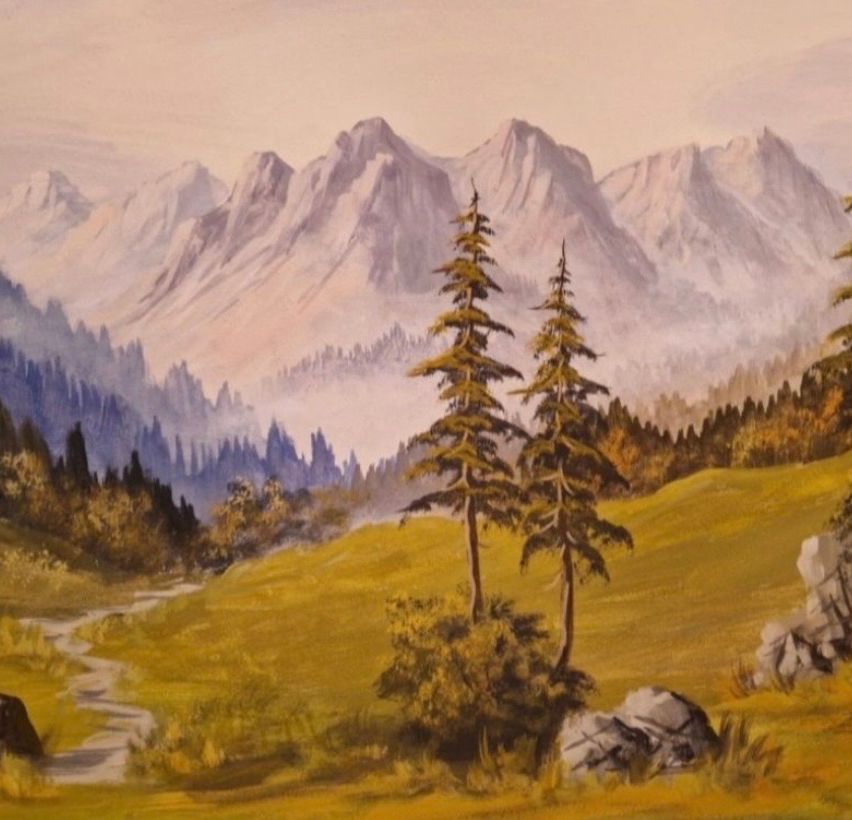 Ein Gemälde zeigt eine friedliche Landschaft mit Bergen im Hintergrund, einem Bach, der durch den Vordergrund fließt, und zwei Kiefern, die auf einer grasbewachsenen Anhöhe stehen.