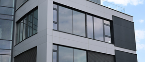 Bild enthält, Architecture, Building, Office Building, City, Condo, Housing, Urban, Corner, Interior Design, Window