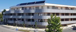 Bild enthält, Architecture, Building, Office Building, City, Electrical Device, Solar Panels, Urban