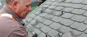 Bild enthält, Slate, Adult, Male, Man, Person, Hammer, Housing, House, Roof, Face