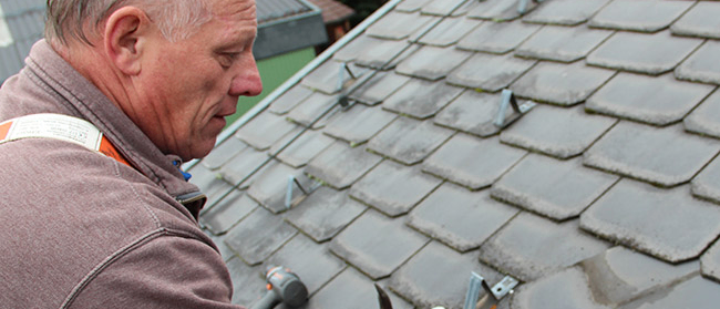Bild enthält, Slate, Adult, Male, Man, Person, Hammer, Housing, House, Roof, Face