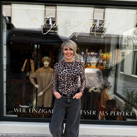 Bild enthält, Pants, Blouse, Jeans, Long Sleeve, Adult, Female, Person, Woman, Male, Man