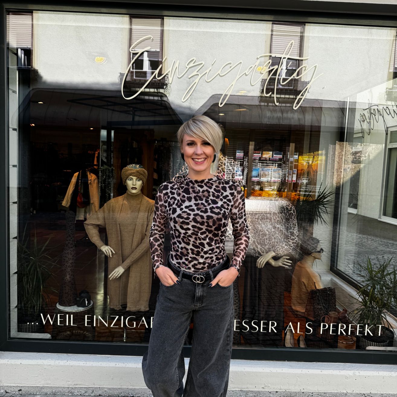 Bild enthält, Pants, Blouse, Jeans, Long Sleeve, Adult, Female, Person, Woman, Male, Man