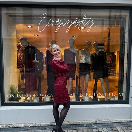 Bild enthält, Adult, Female, Person, Woman, Dress, Boutique, Shop, Male, Man, Shoe