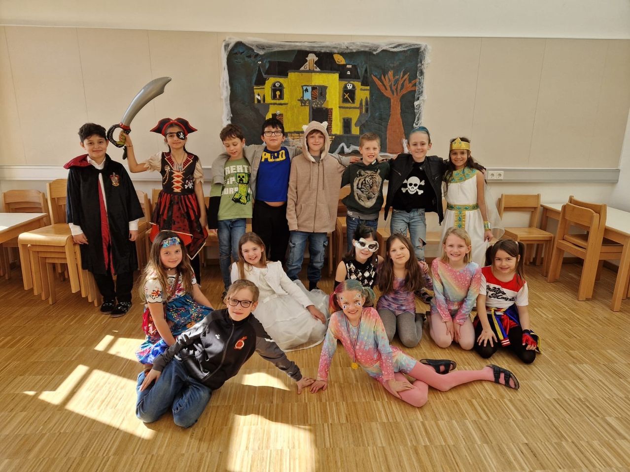 Bild enthält, Photography, Portrait, Floor, Flooring, Wood, Pants, People, Costume, Hardwood, Living Room