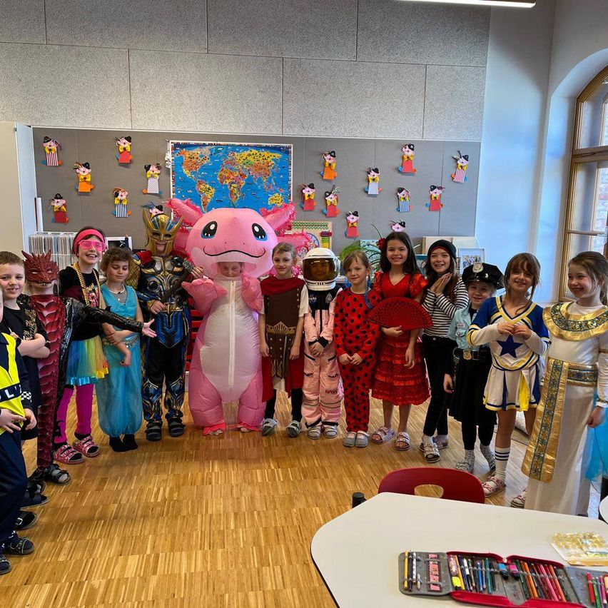 Bild enthält, People, Person, Boy, Child, Male, Adult, Bride, Female, Woman, Fun