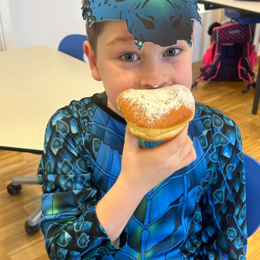 Bild enthält, Baby, Person, Face, Head, Eating, Food, Bread