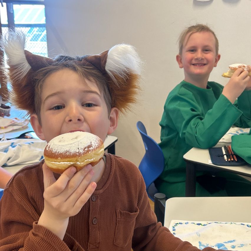 Bild enthält, Dessert, Food, Icing, Person, Finger, Face, Head, Eating, Sweets, Baby