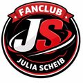 Ein kreisförmiges Fanclub-Logo zeigt die Buchstaben JS in fetter roter und weißer Schrift, mit dem Namen Julia Scheib in kleineren schwarzen Buchstaben darunter. Das Design ist von einem roten Band mit Sternen umrahmt.