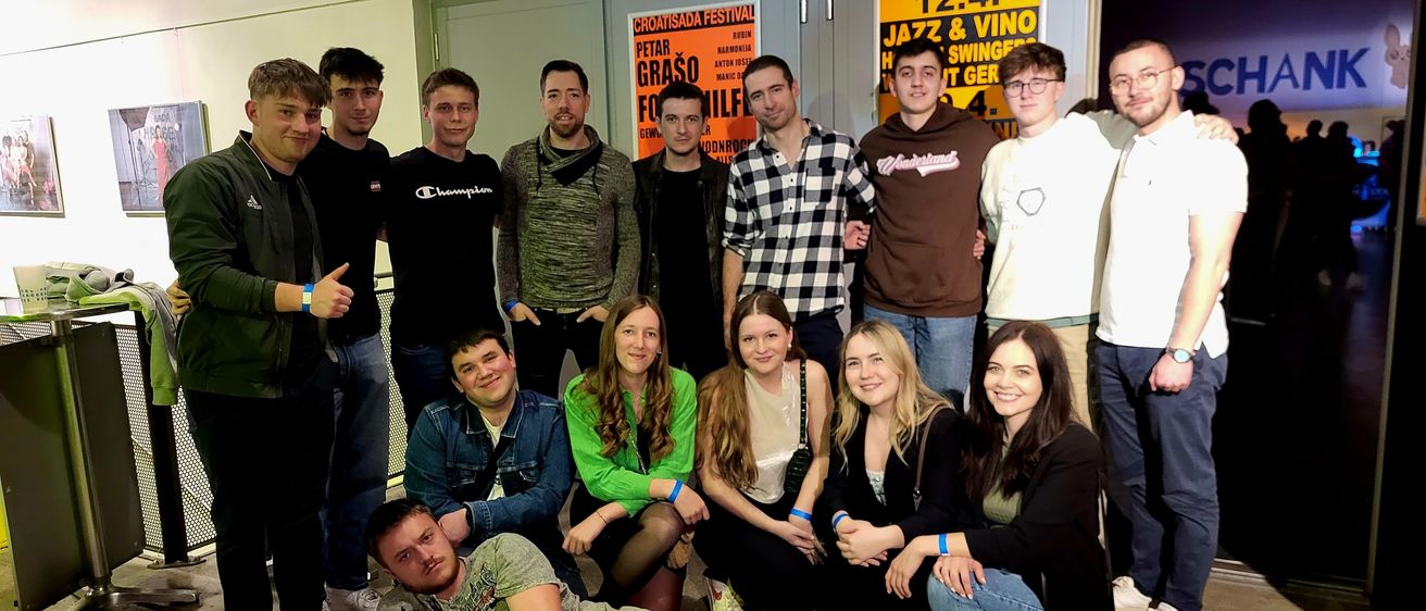 Bild enthält, People, Person, Groupshot, Pants, Shoe, Adult, Male, Man, Female, Woman