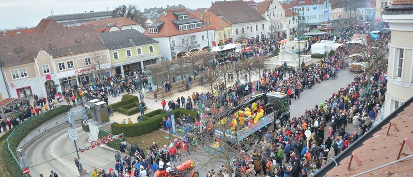 Bild enthält, City, Downtown, Urban, Crowd, Person, People