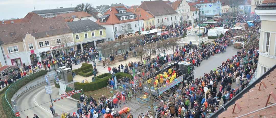 Bild enthält, City, Downtown, Urban, Crowd, Person, People