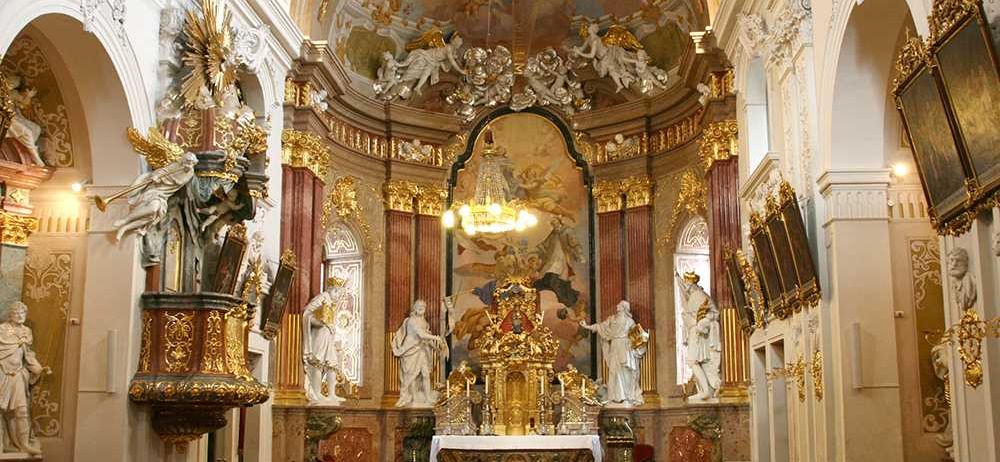 Bild enthält, Building, Altar, Church, Prayer, Indoors, Person, Chapel