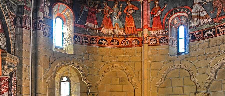 Bild enthält, Apse, Architecture, Building, Church, Person, Arch, Cathedral